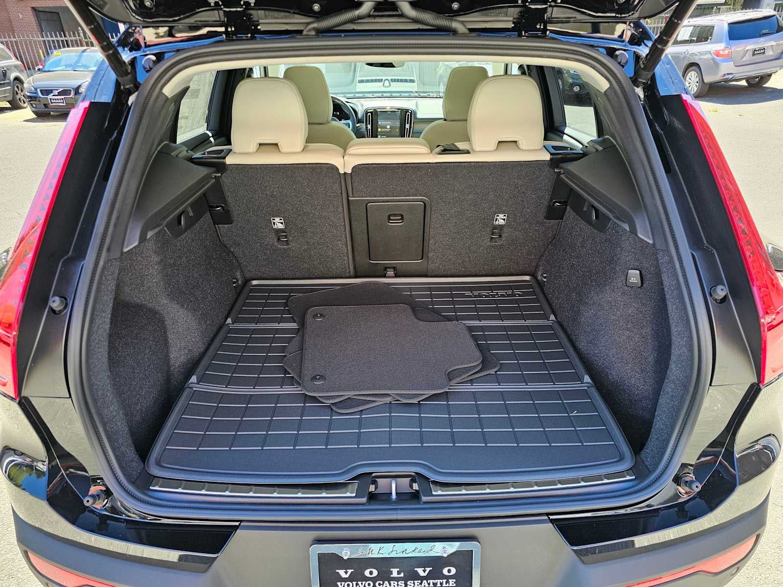 2025 Volvo XC40 Ultra Bright Theme