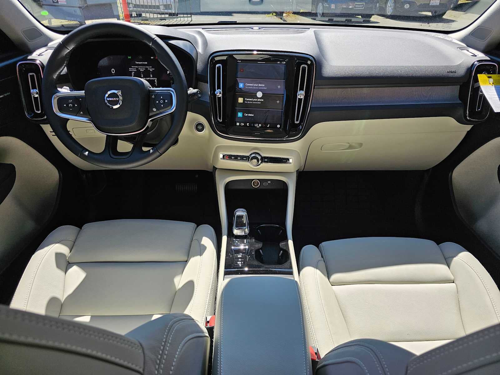 2025 Volvo XC40 Ultra Bright Theme