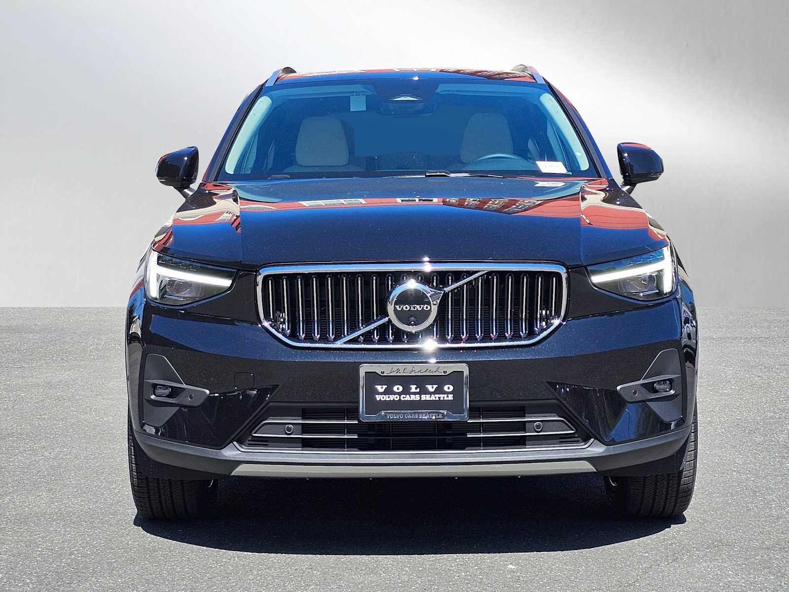 2025 Volvo XC40 Ultra Bright Theme
