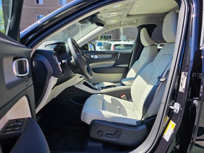 2025 Volvo XC40 Ultra Bright Theme