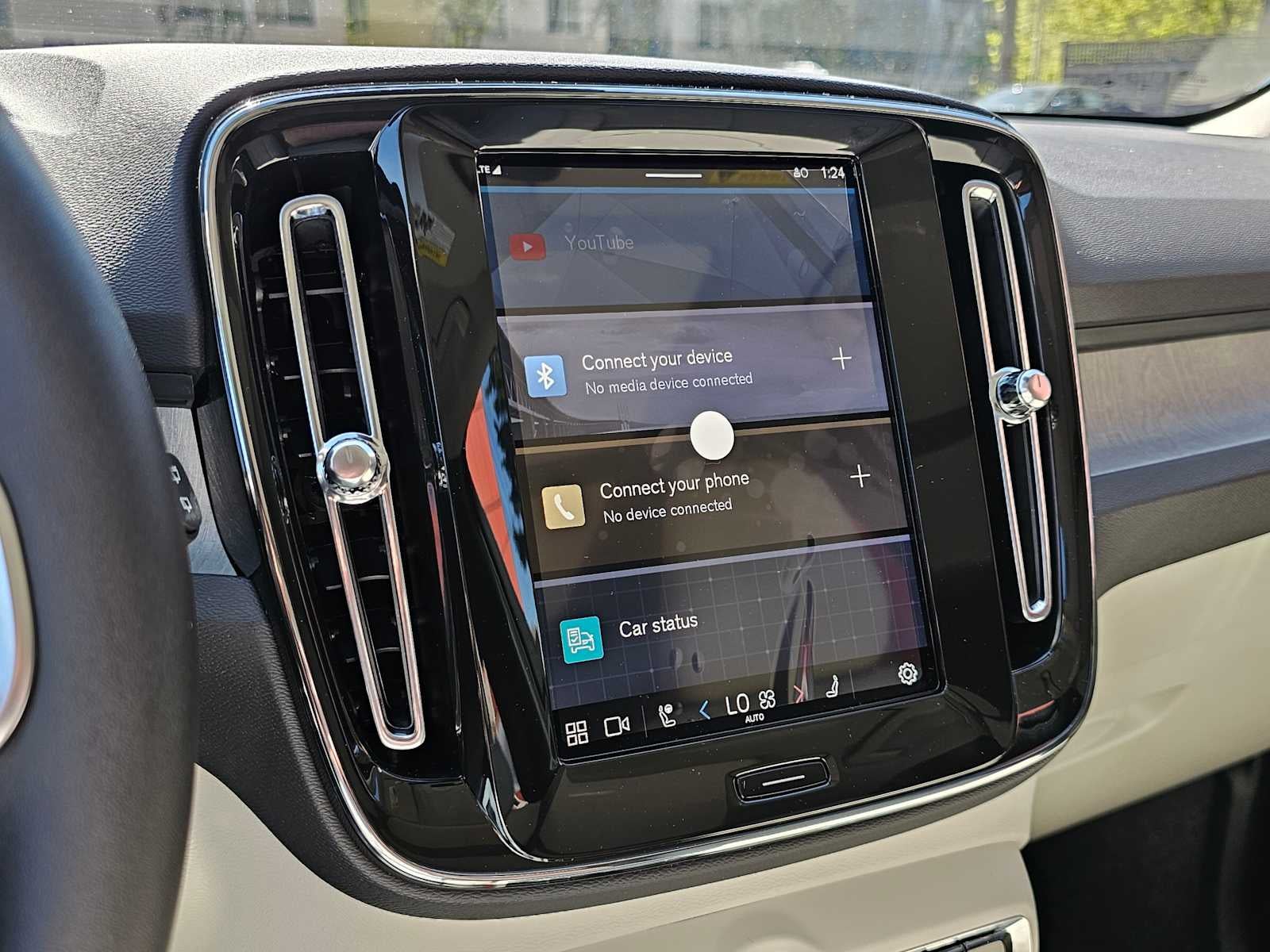 2025 Volvo XC40 Ultra Bright Theme