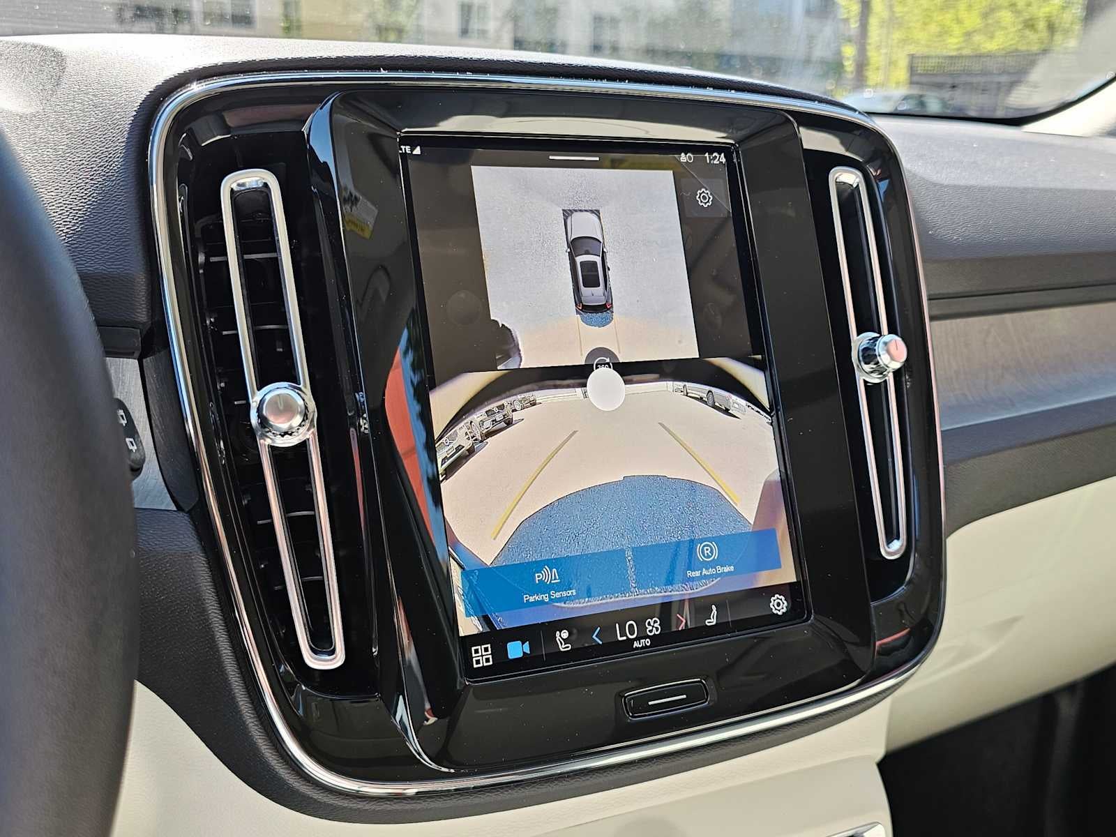 2025 Volvo XC40 Ultra Bright Theme