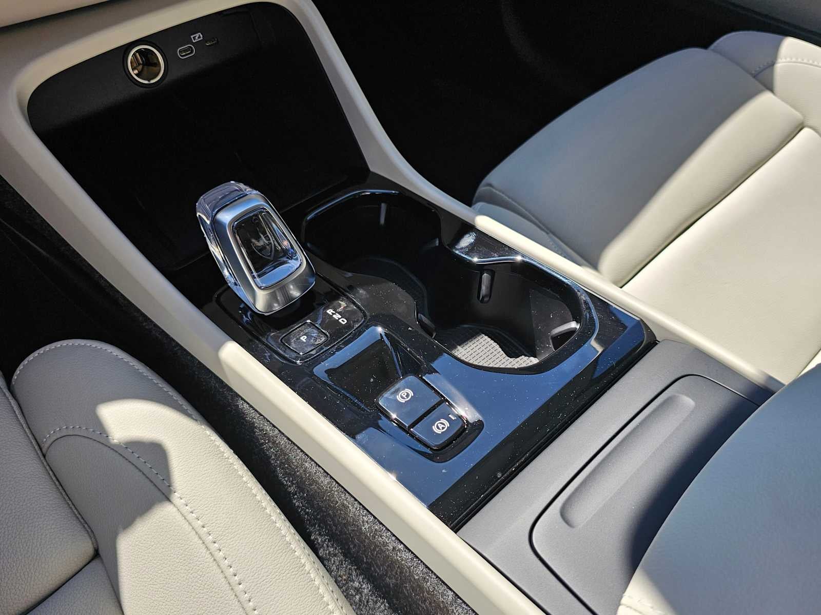 2025 Volvo XC40 Ultra Bright Theme