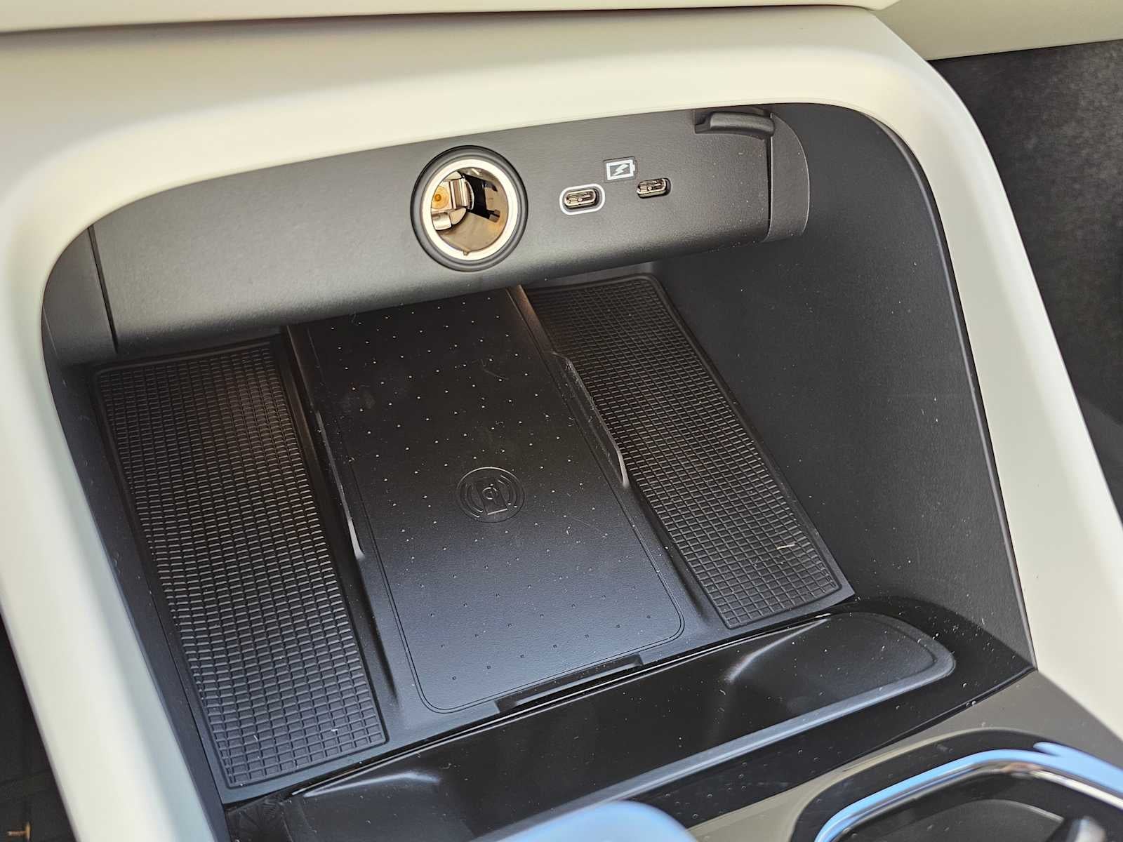 2025 Volvo XC40 Ultra Bright Theme