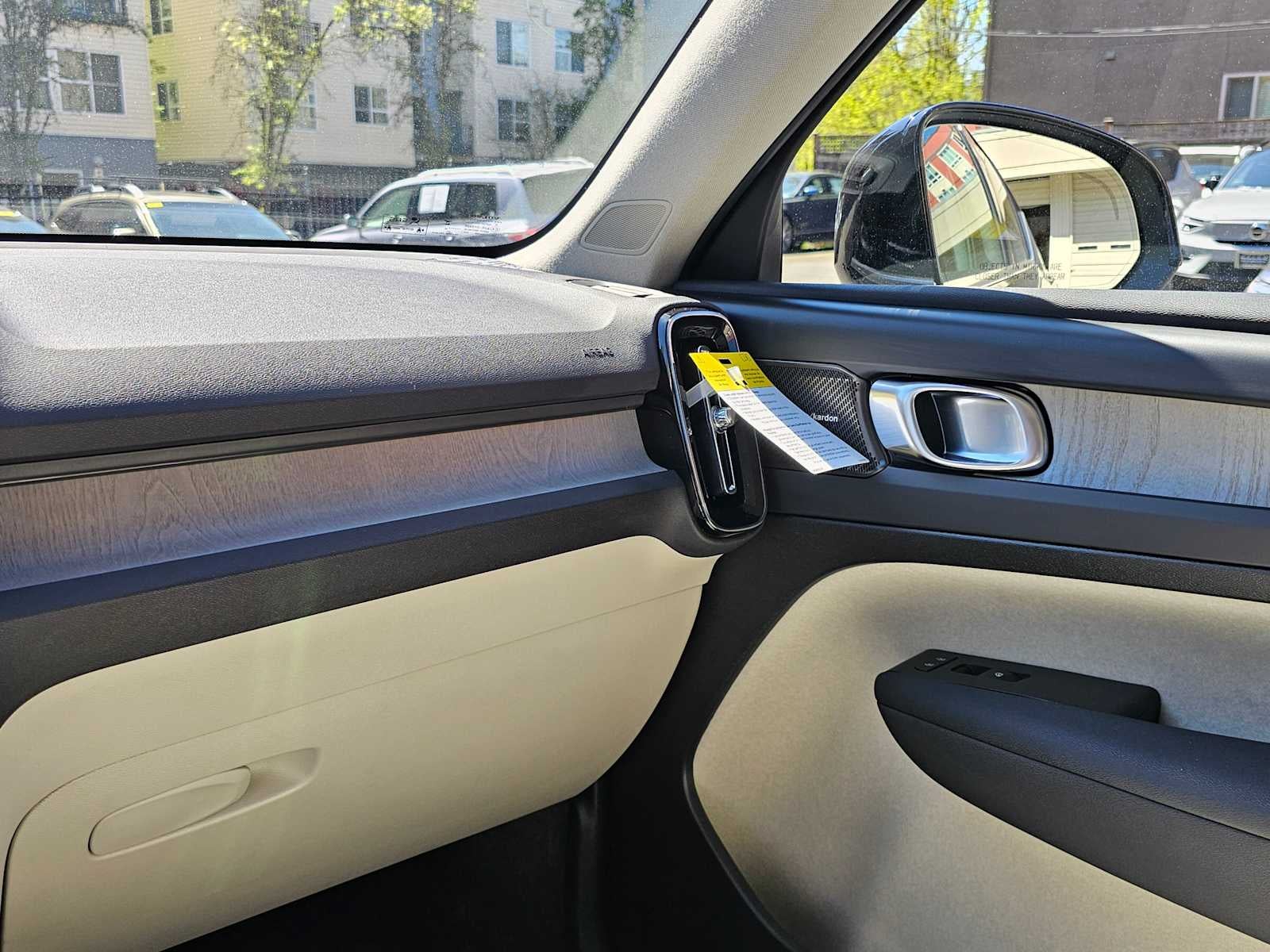 2025 Volvo XC40 Ultra Bright Theme