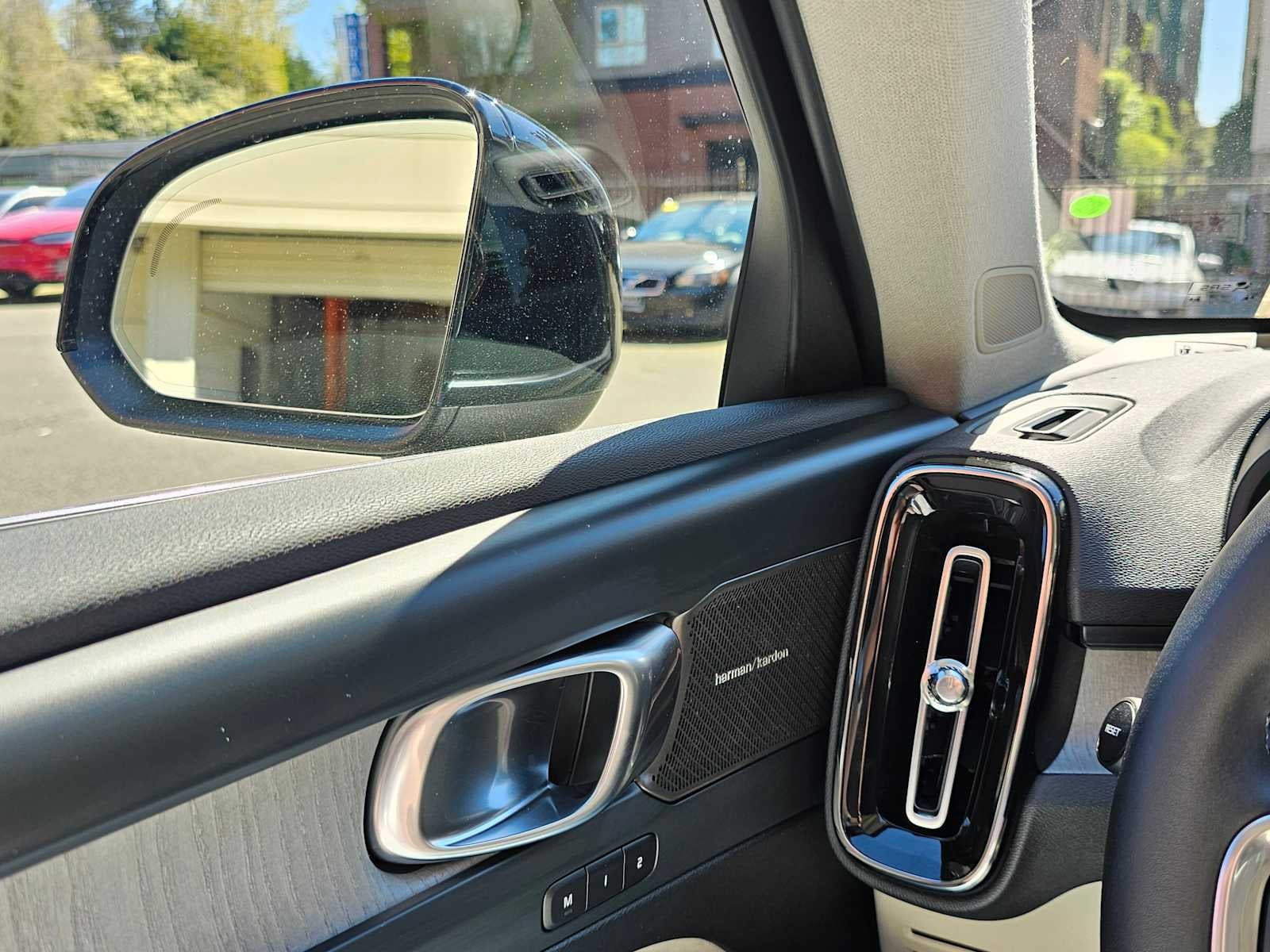 2025 Volvo XC40 Ultra Bright Theme