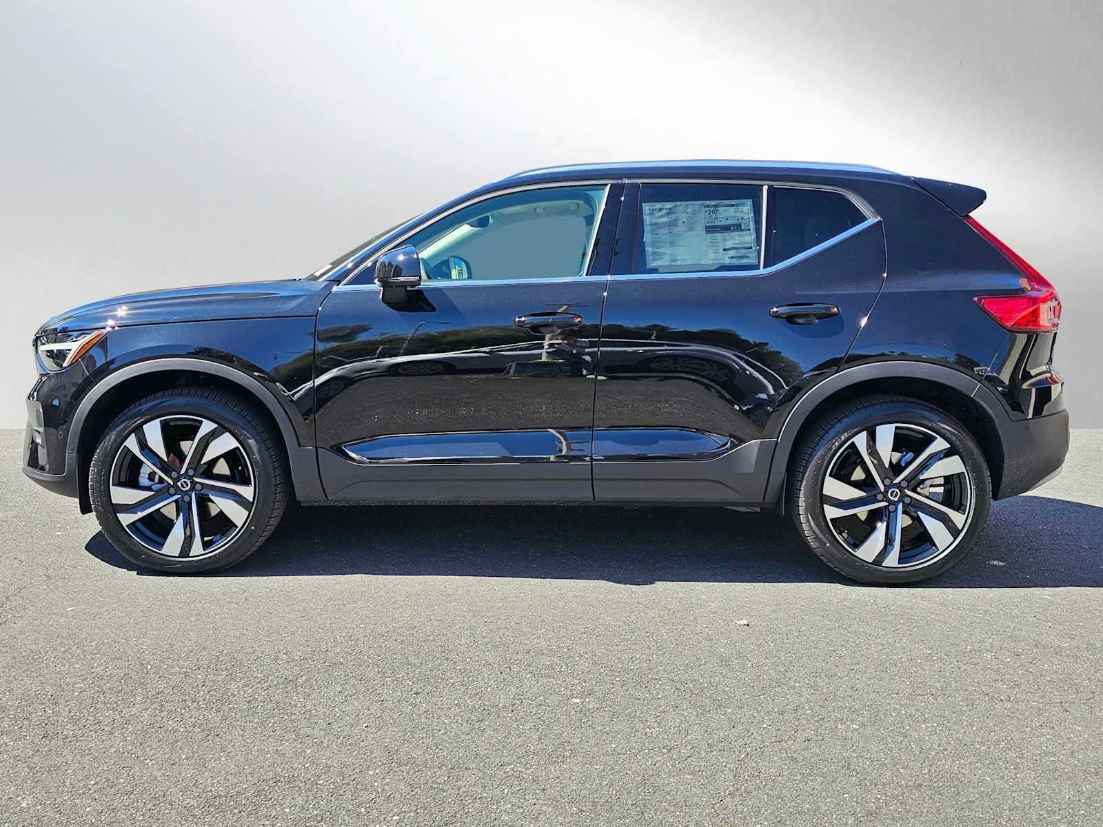 2025 Volvo XC40 Ultra Bright Theme