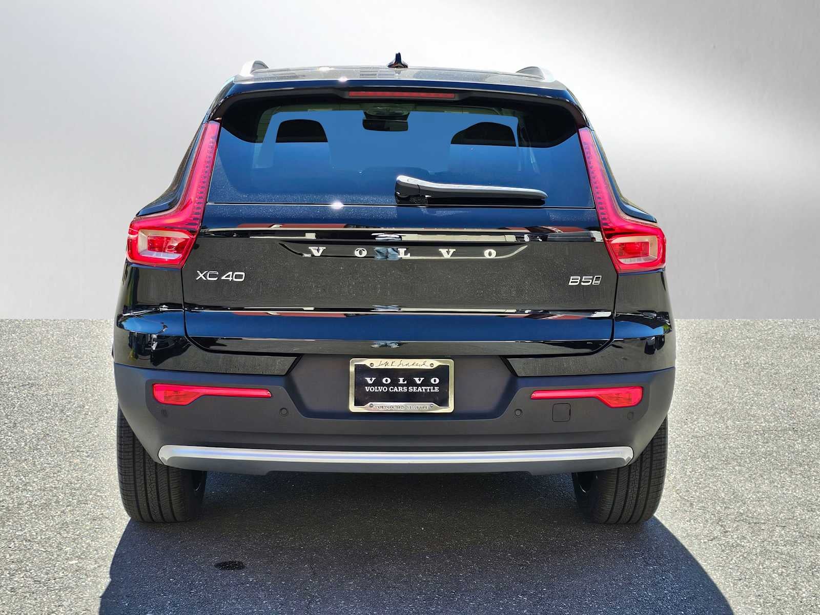 2025 Volvo XC40 Ultra Bright Theme