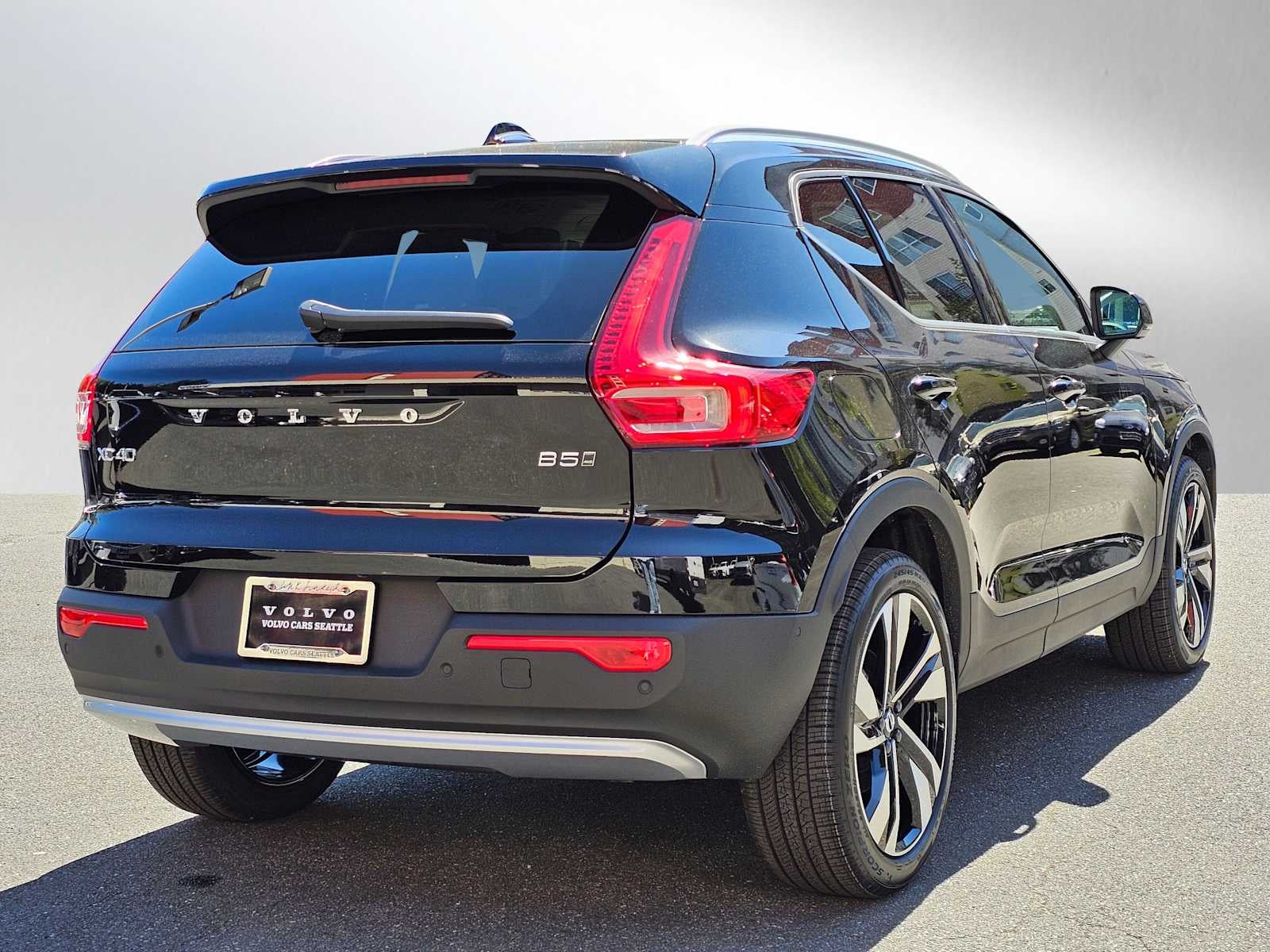 2025 Volvo XC40 Ultra Bright Theme