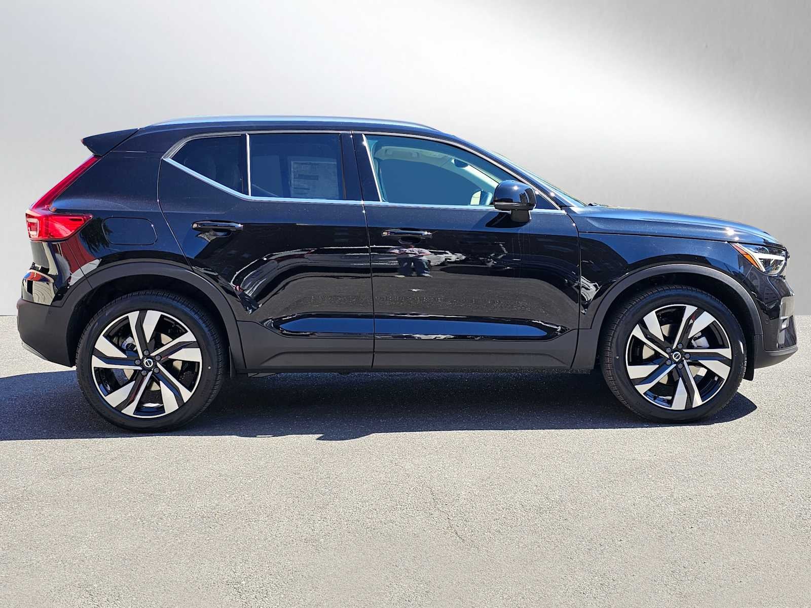 2025 Volvo XC40 Ultra Bright Theme