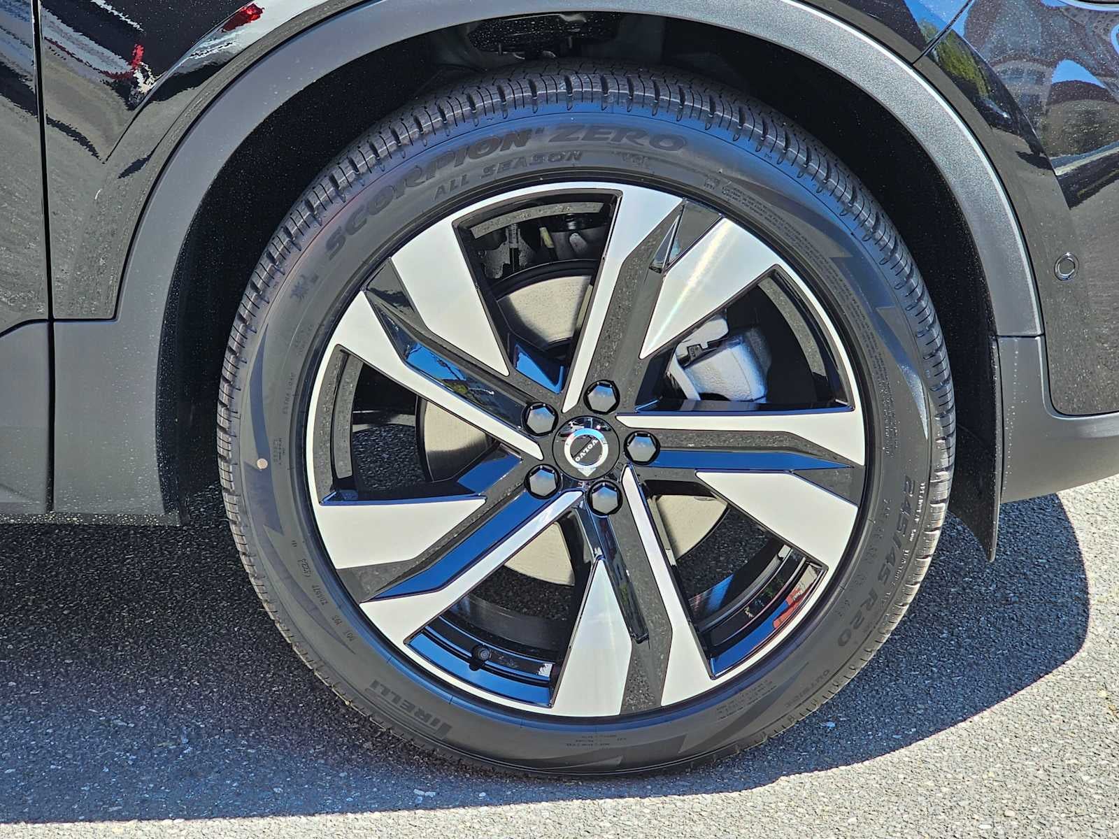 2025 Volvo XC40 Ultra Bright Theme