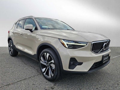 2025 Volvo XC40 Ultra Bright Theme