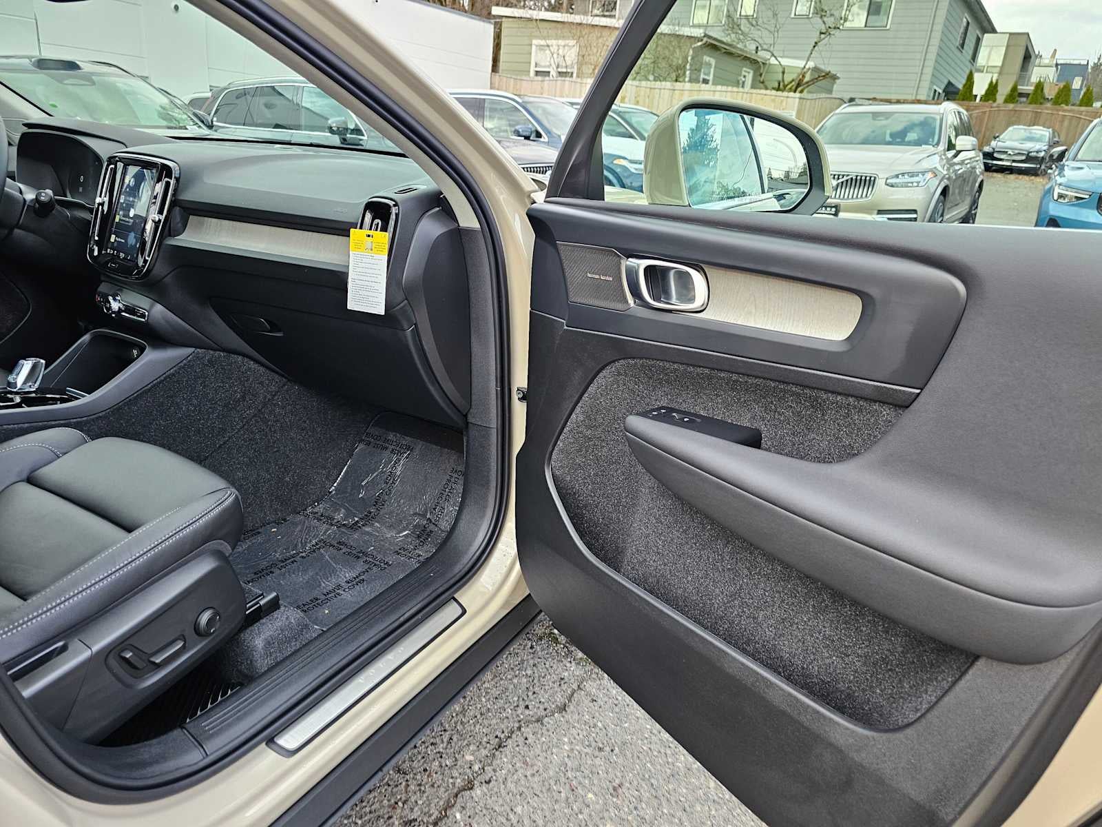 2025 Volvo XC40 Ultra Bright Theme