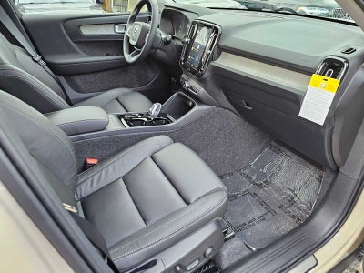 2025 Volvo XC40 Ultra Bright Theme