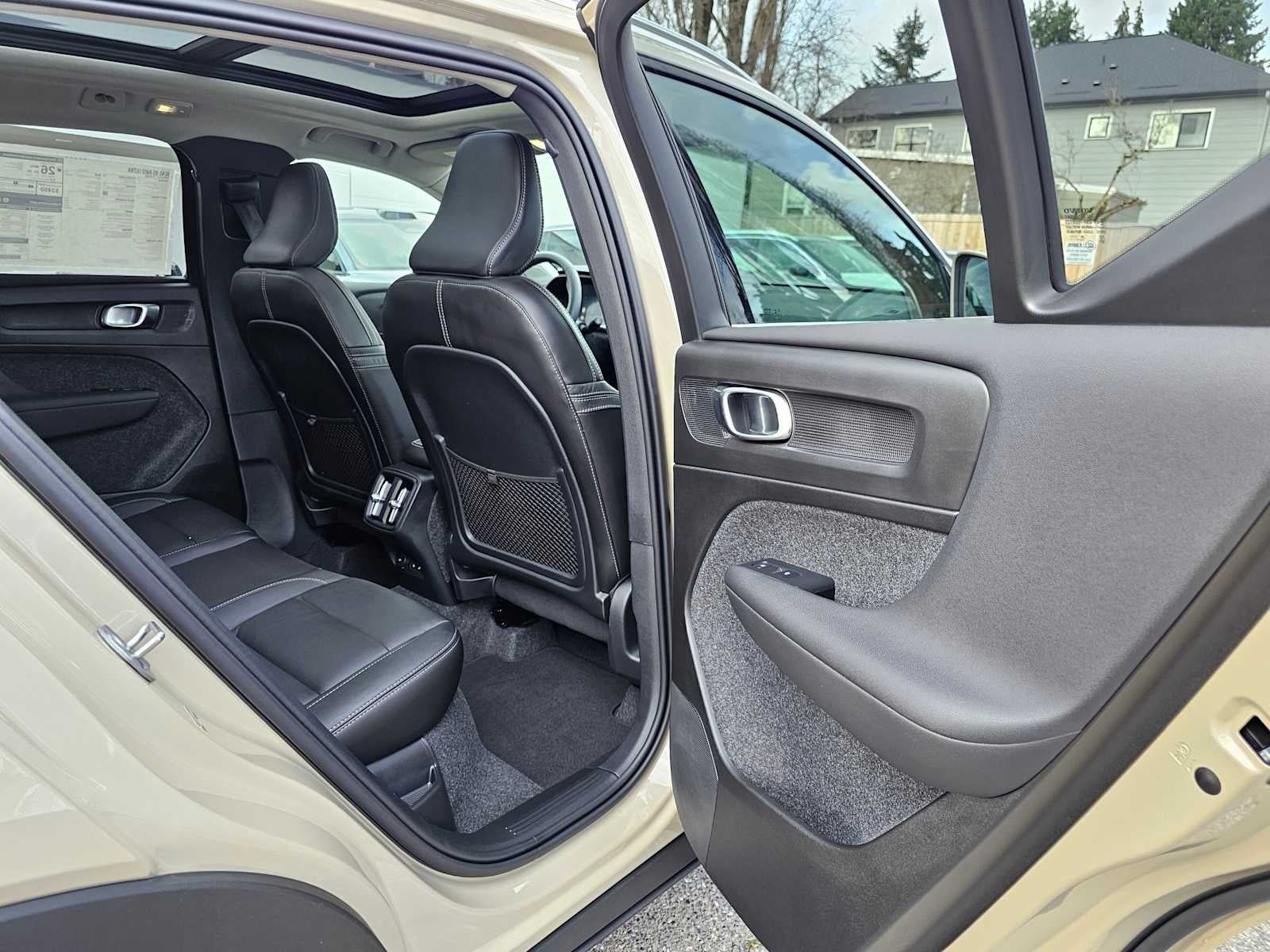 2025 Volvo XC40 Ultra Bright Theme