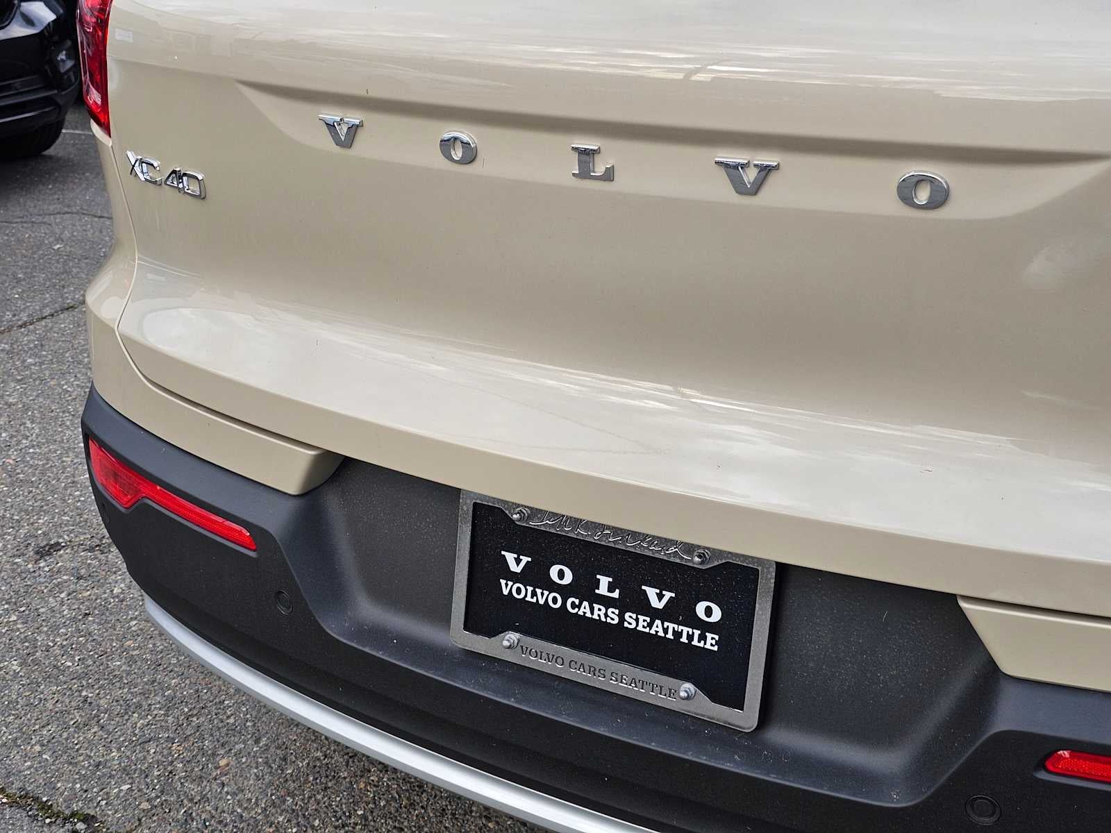 2025 Volvo XC40 Ultra Bright Theme
