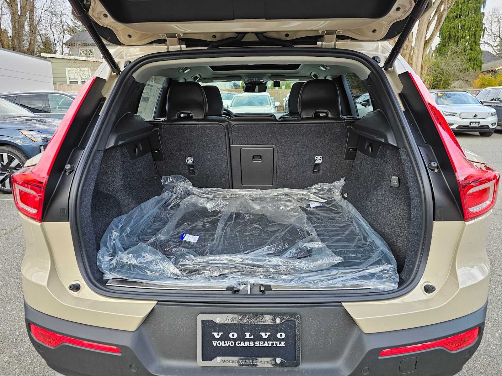 2025 Volvo XC40 Ultra Bright Theme