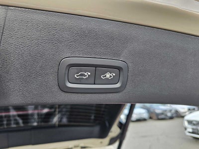 2025 Volvo XC40 Ultra Bright Theme