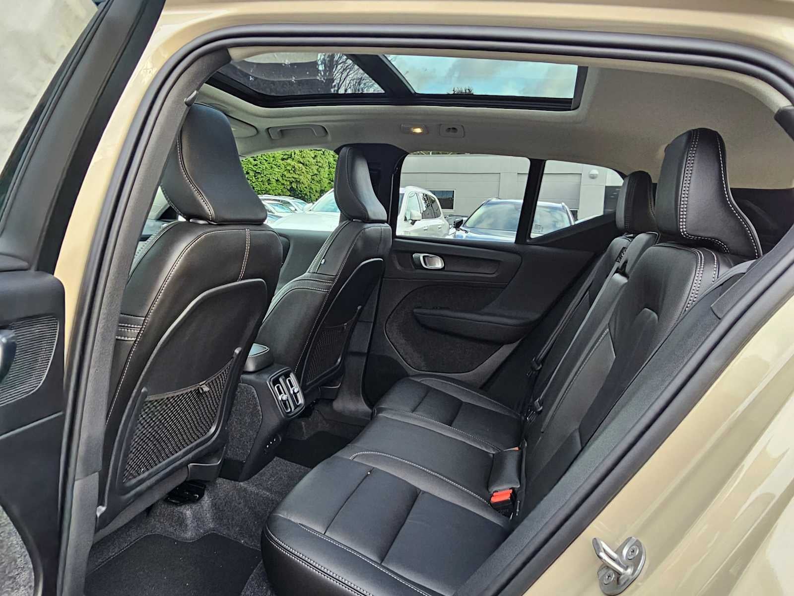 2025 Volvo XC40 Ultra Bright Theme