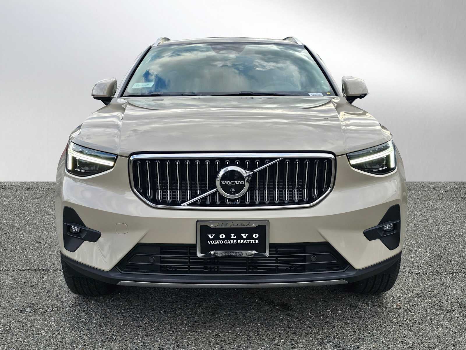 2025 Volvo XC40 Ultra Bright Theme