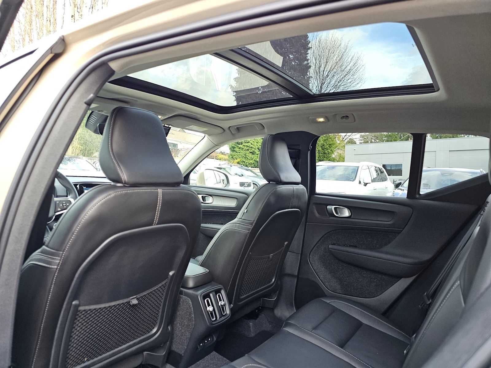 2025 Volvo XC40 Ultra Bright Theme