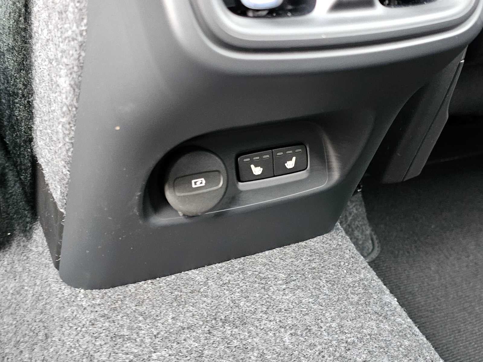 2025 Volvo XC40 Ultra Bright Theme