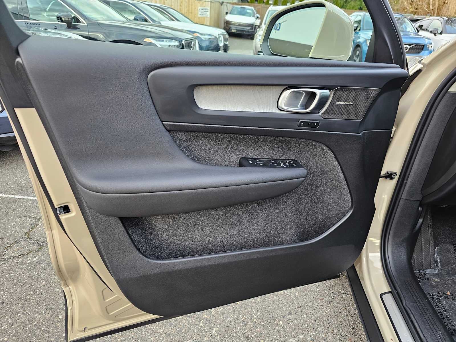 2025 Volvo XC40 Ultra Bright Theme