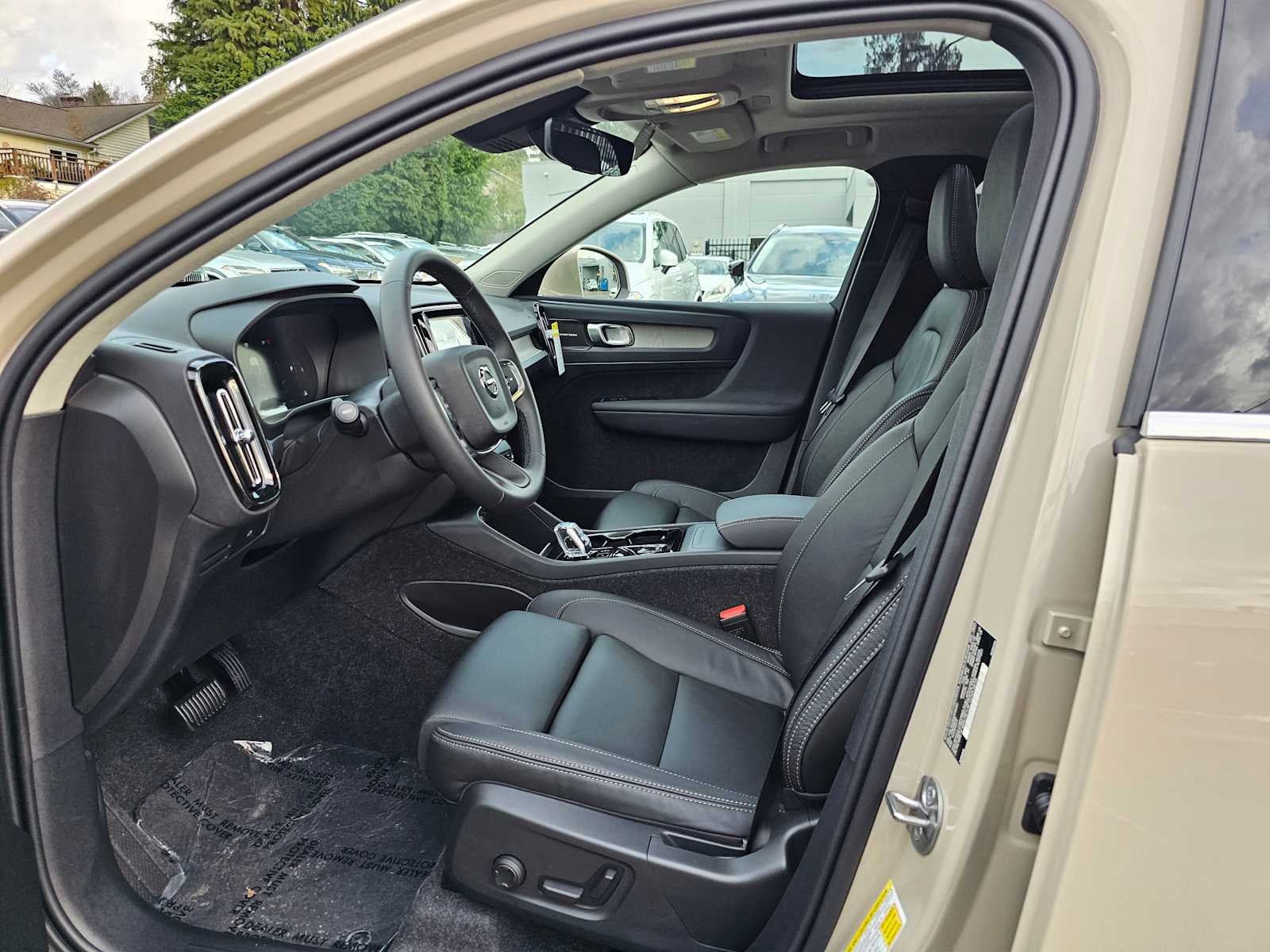2025 Volvo XC40 Ultra Bright Theme