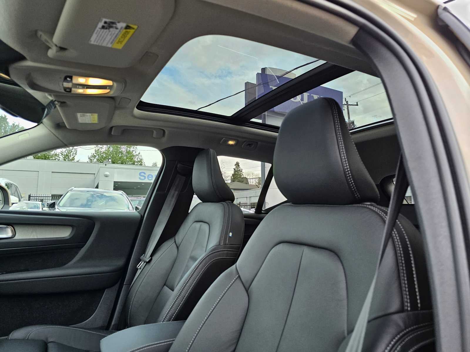 2025 Volvo XC40 Ultra Bright Theme