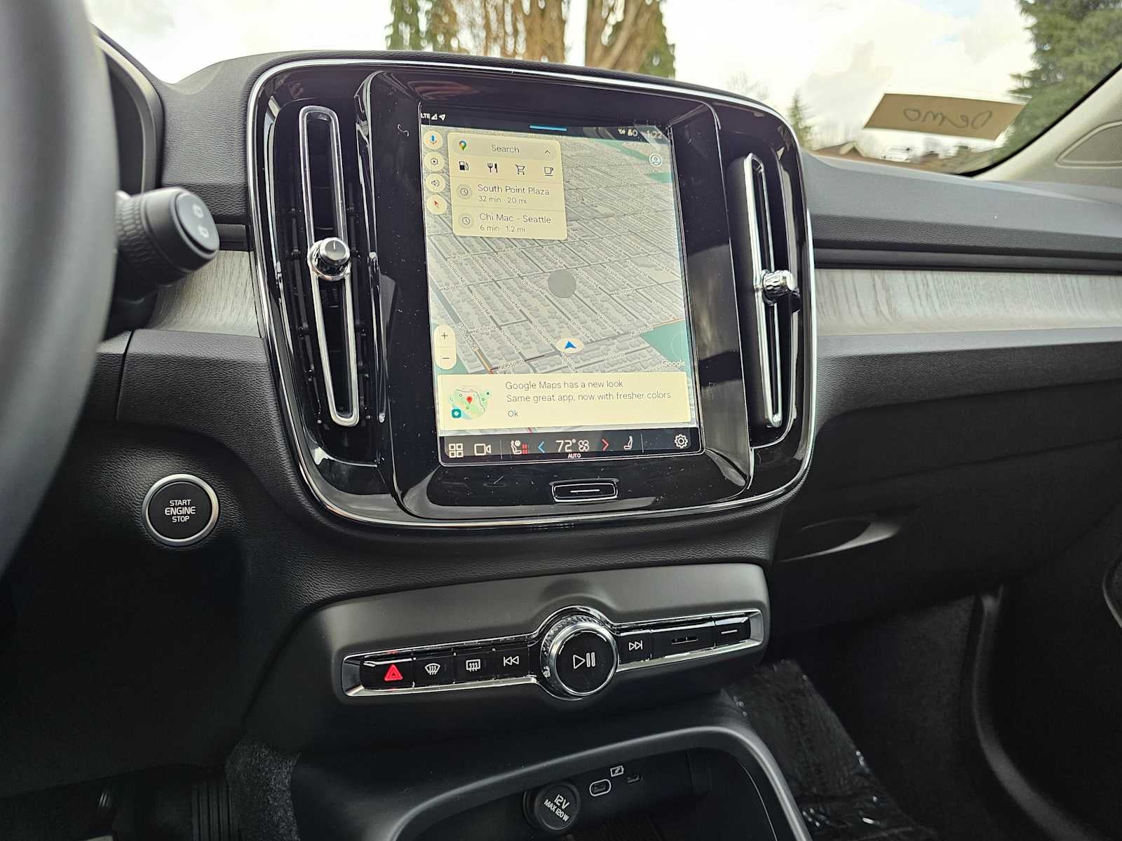 2025 Volvo XC40 Ultra Bright Theme