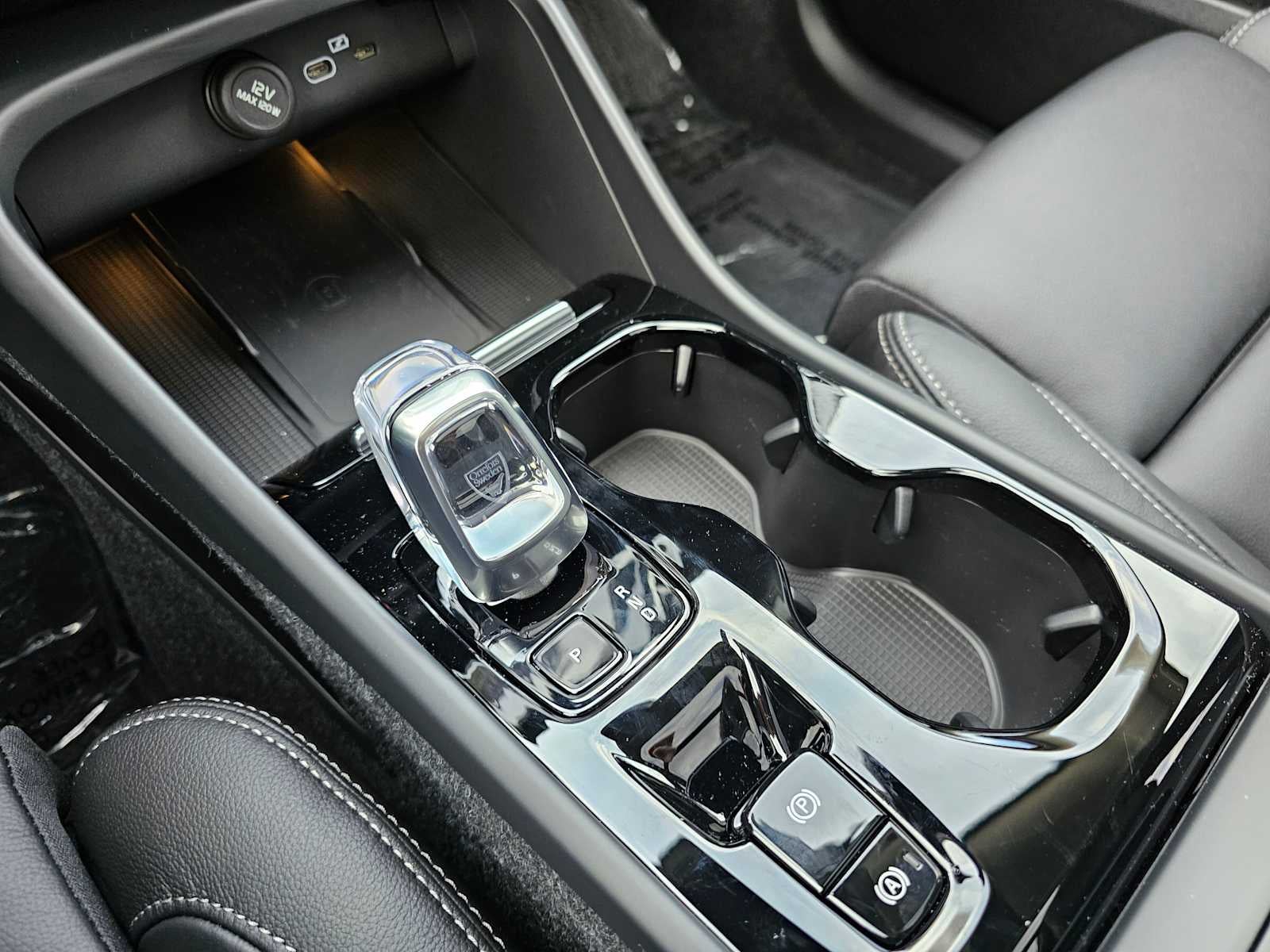 2025 Volvo XC40 Ultra Bright Theme
