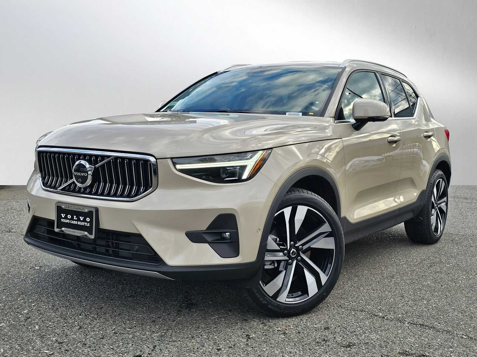 2025 Volvo XC40 Ultra Bright Theme