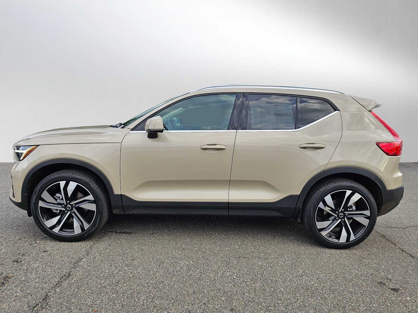 2025 Volvo XC40 Ultra Bright Theme