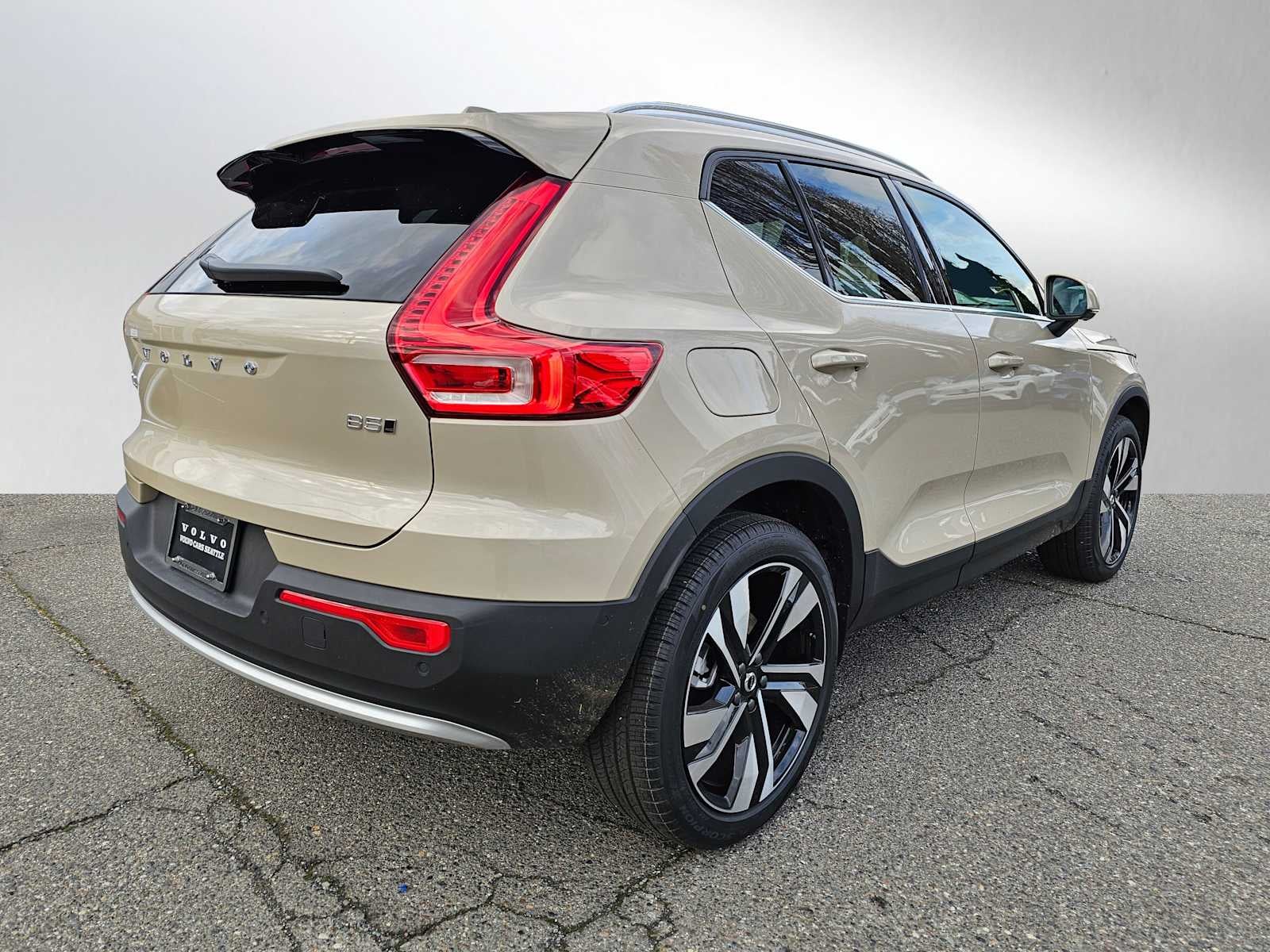 2025 Volvo XC40 Ultra Bright Theme