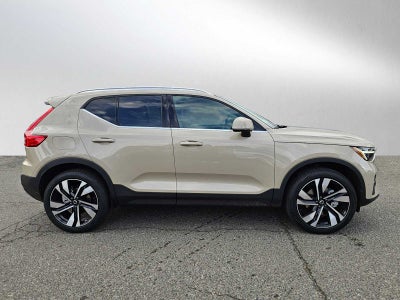 2025 Volvo XC40 Ultra Bright Theme