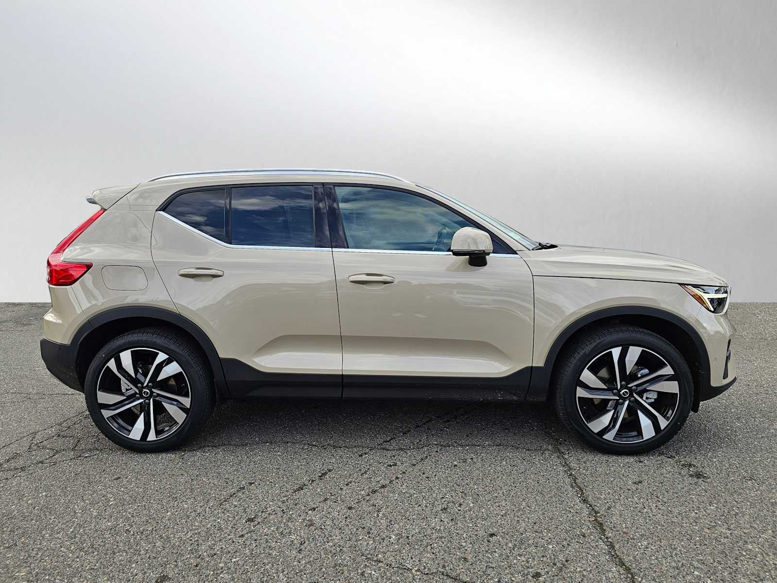 2025 Volvo XC40 Ultra Bright Theme