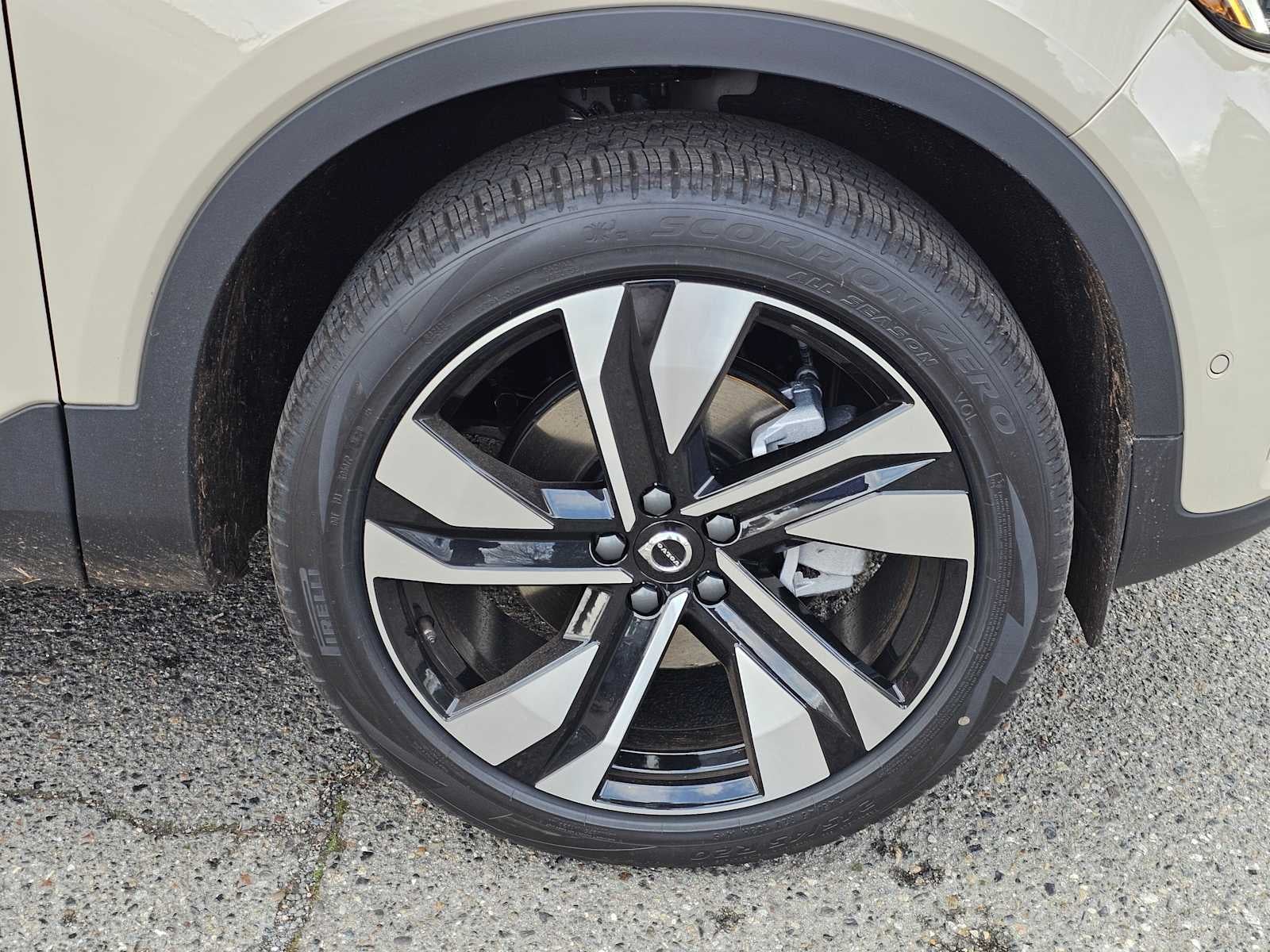 2025 Volvo XC40 Ultra Bright Theme