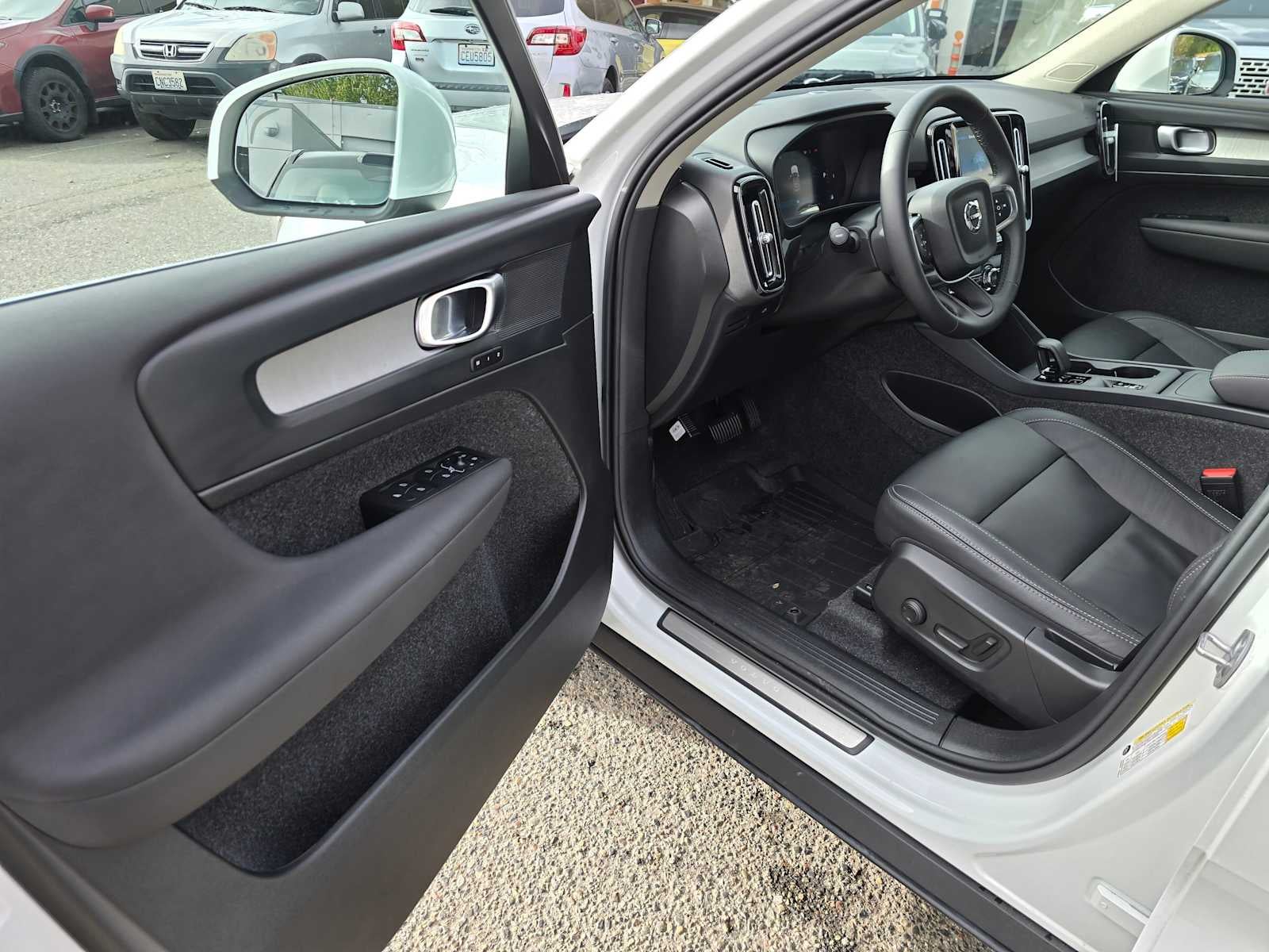 2025 Volvo XC40 Core Bright Theme