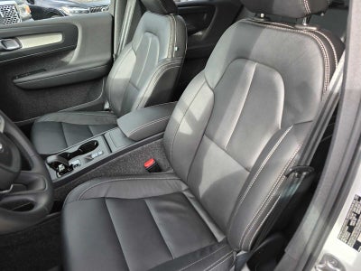 2025 Volvo XC40 Core Bright Theme