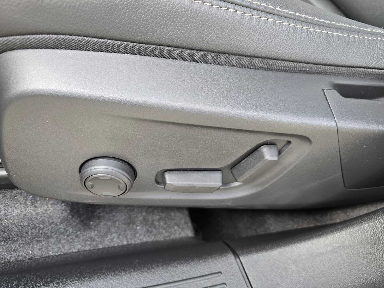 2025 Volvo XC40 Core Bright Theme