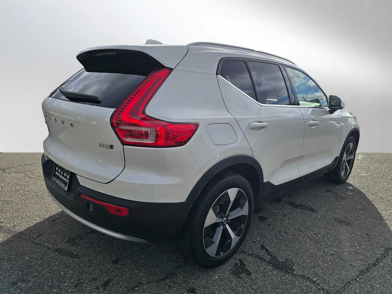 2025 Volvo XC40 Core Bright Theme