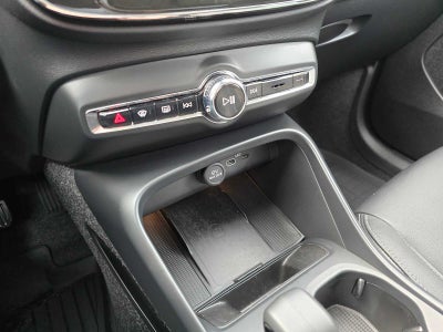 2025 Volvo XC40 Core Bright Theme