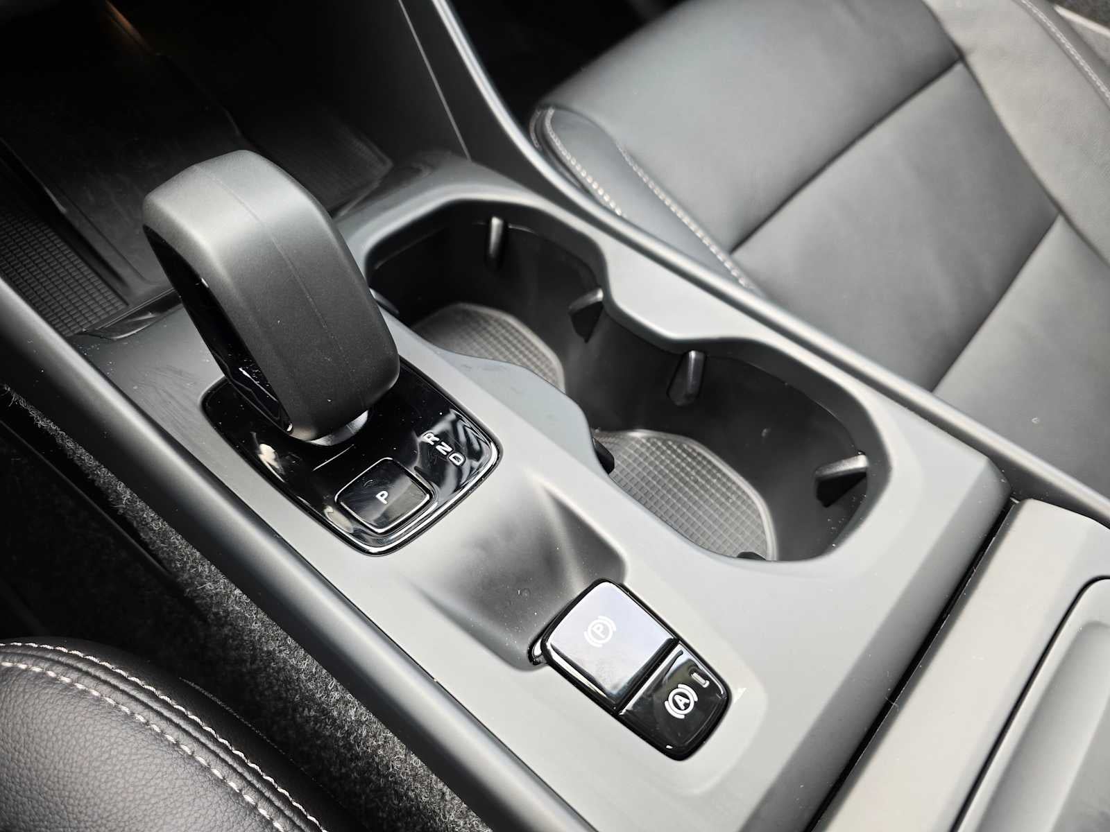 2025 Volvo XC40 Core Bright Theme