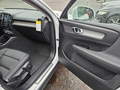 2025 Volvo XC40 Core Bright Theme