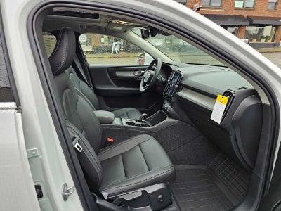 2025 Volvo XC40 Core Bright Theme