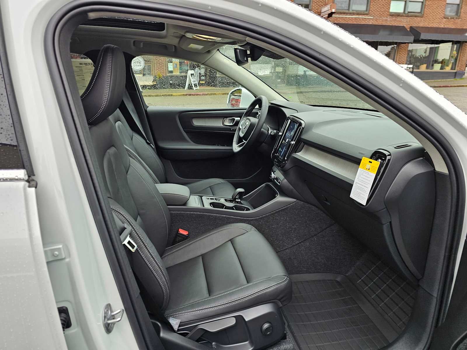 2025 Volvo XC40 Core Bright Theme