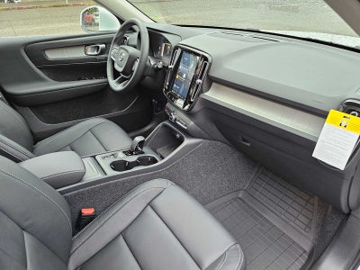 2025 Volvo XC40 Core Bright Theme