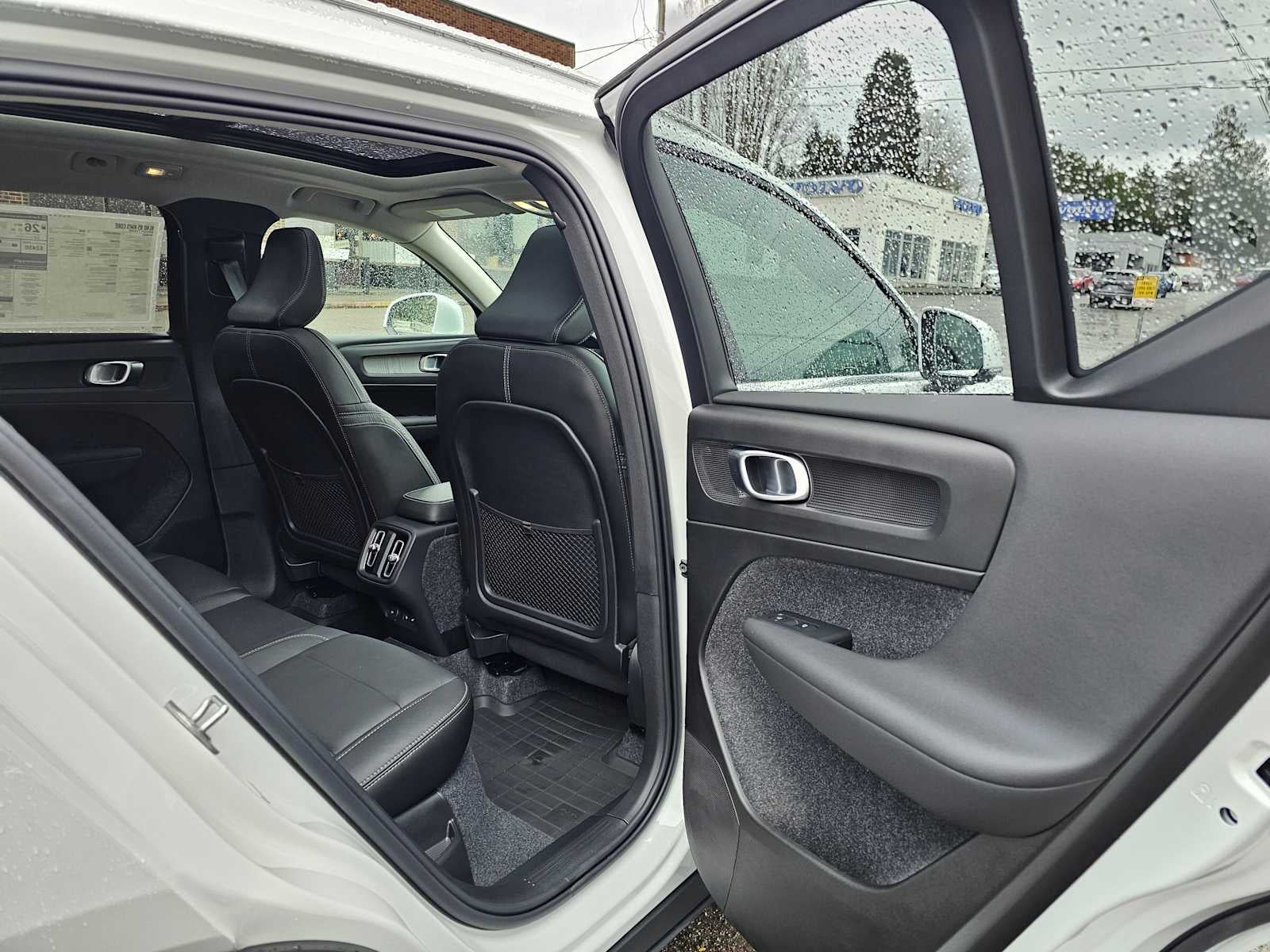 2025 Volvo XC40 Core Bright Theme