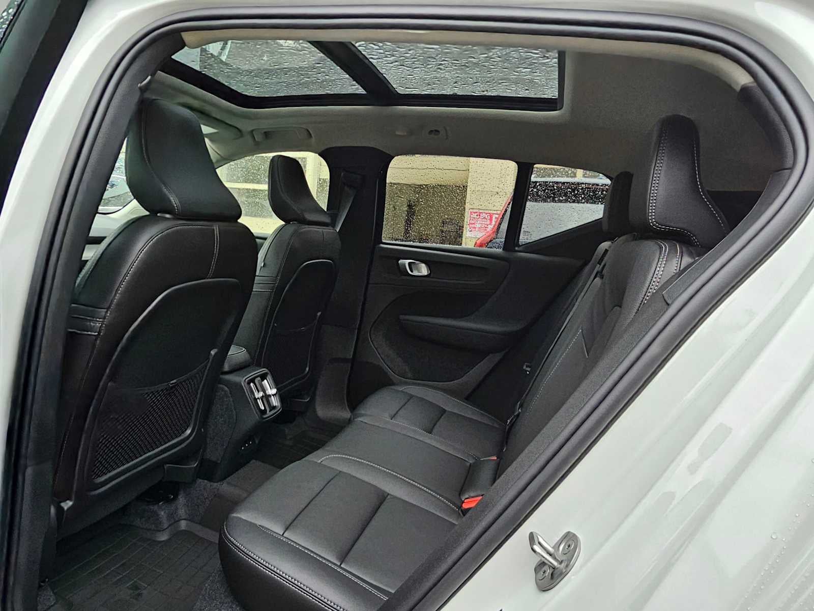 2025 Volvo XC40 Core Bright Theme