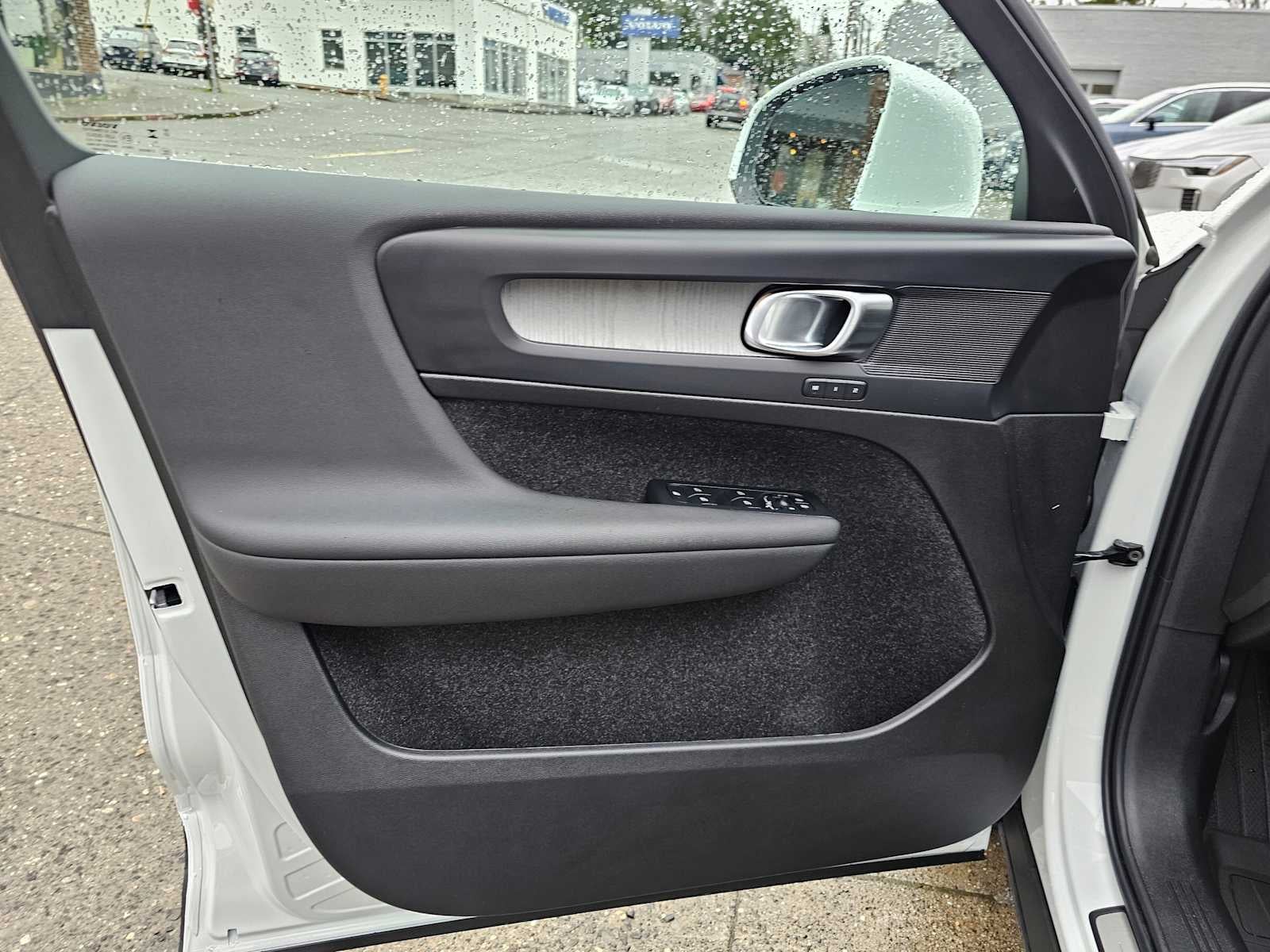 2025 Volvo XC40 Core Bright Theme